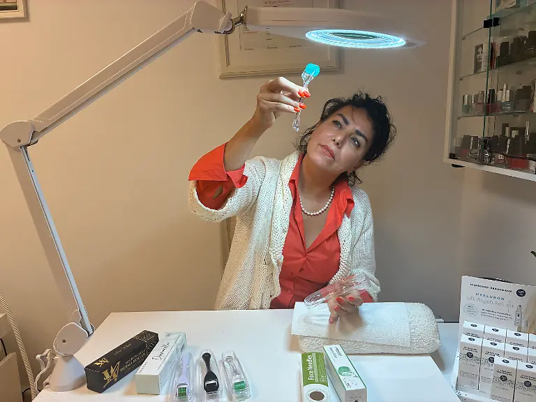 Kosmetikerin mit Dermaroller